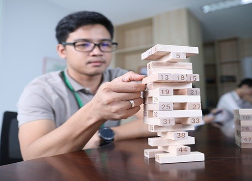 How to play numbered Jenga with 4 dice